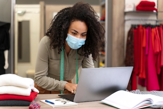 Free photo female personal shopper with mask working