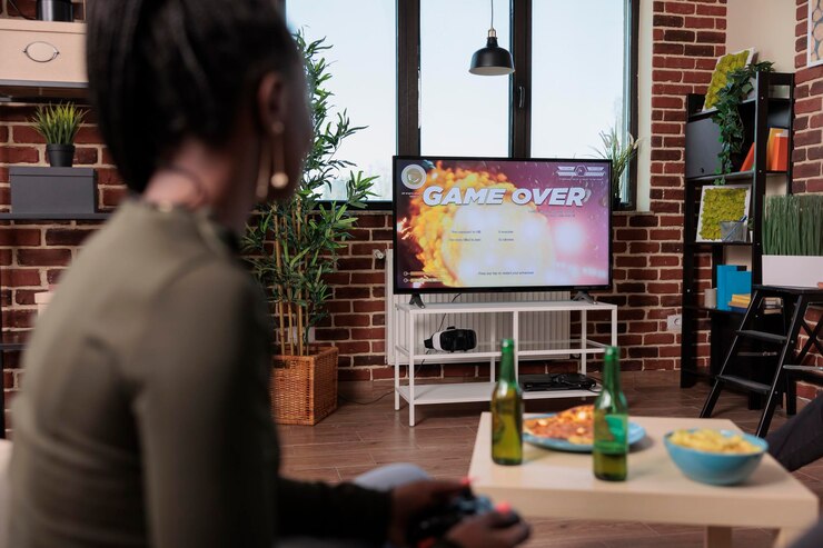 無料Photo シューティングゲームをプレイした後、負けた女性プレーヤーは、負けた競争に不満を感じています。ゲーム機を使用してシューティングゲームをプレイする悲しい怒っている女性、戦略は収集で負けます。