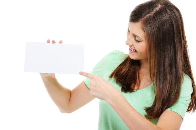 白い空白のカードを指している女性