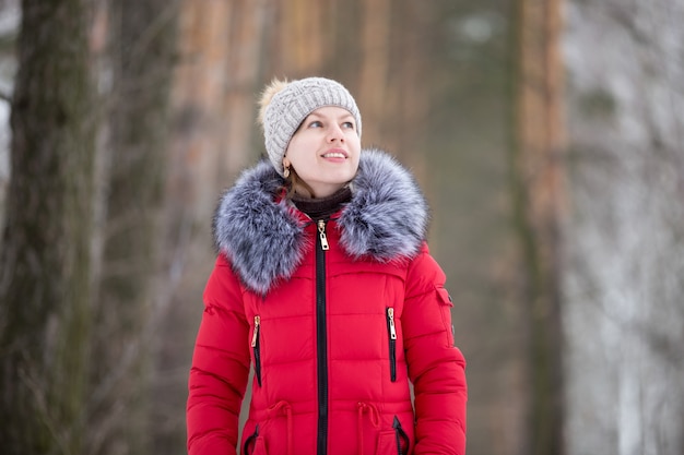 무료 사진 겨울 밝은 빨간 자 켓에 야외에서 여성 초상화