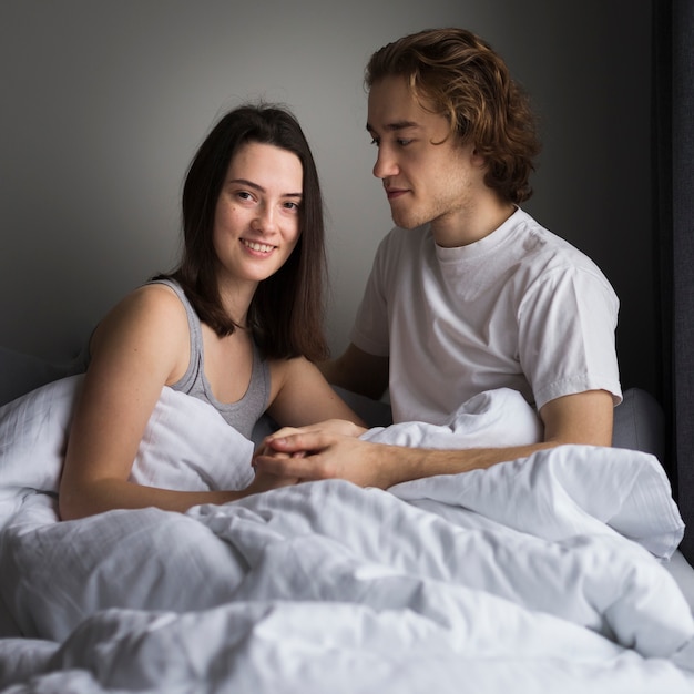 Foto gratuita posa femminile con il ragazzo mentre sorridendo