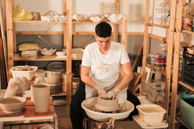 新しい陶磁器の鍋を作成する女性の陶工