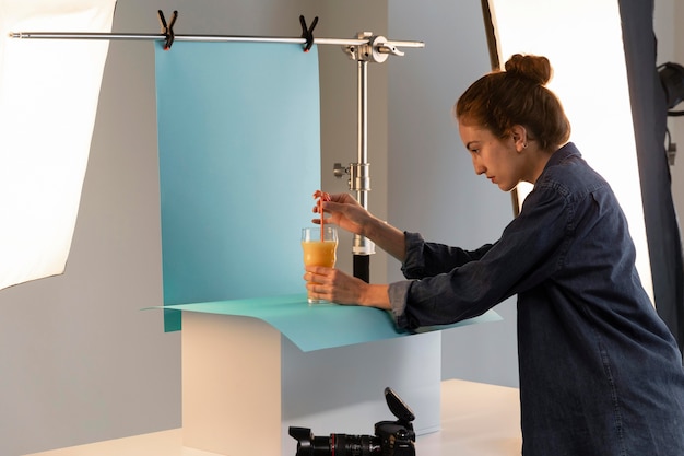 Free photo female product photographer in studio