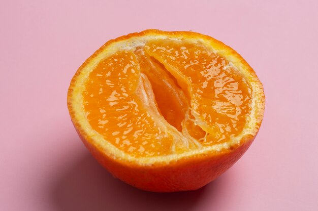 Концепция женской репродуктивной системы с апельсином