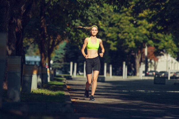 女性ランナー、アスリートが夏の晴れた日に屋外でトレーニング。