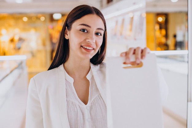 宝石店の女性営業担当者