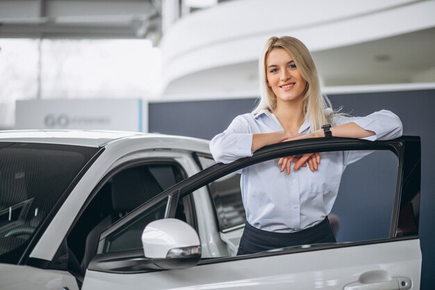 車のショールームで女性営業担当者