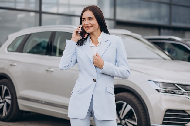 車のショールームの女性販売員