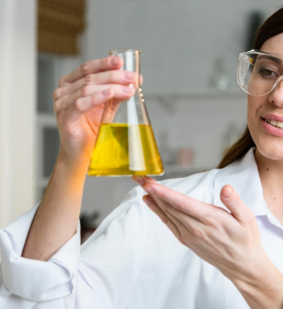 Foto gratuita scienziato femminile che tiene la provetta