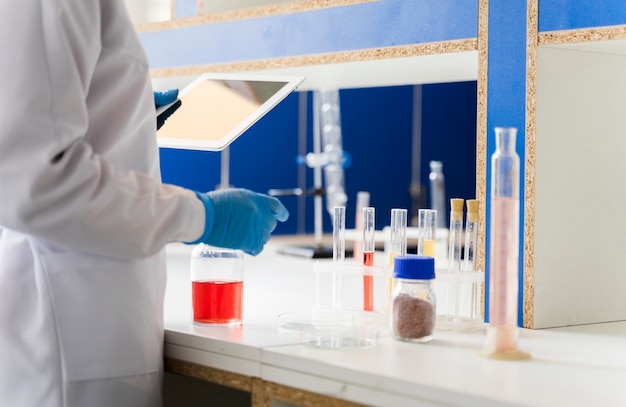 Free photo female scientist in the laboratory