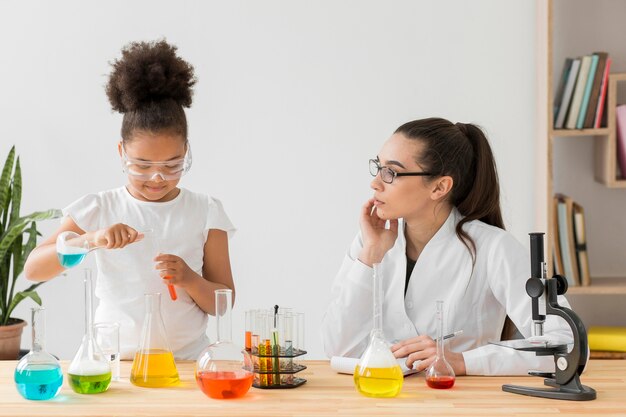 소녀 과학 실험을 가르치는 여성 과학자