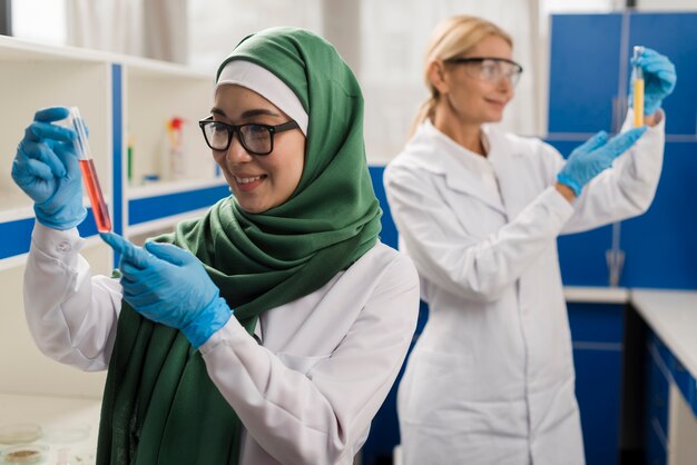 Женщины-ученые, работающие в лаборатории вместе