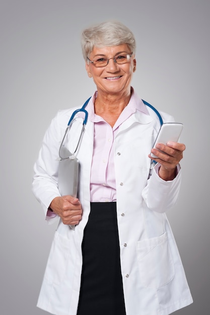 Женщина-старший врач с использованием цифровых технологий