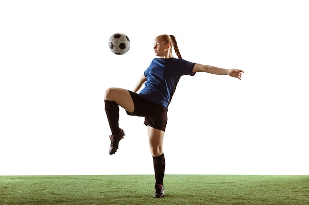 Foto gratuita calcio femminile, giocatore di football americano che dà dei calci alla palla, preparandosi nell'azione e moto isolato su fondo bianco