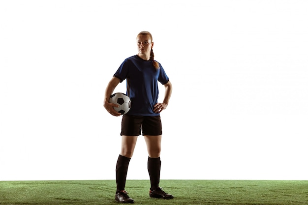 Foto gratuita calcio femminile, giocatore di football americano che dà dei calci alla palla, preparandosi nell'azione e moto isolato su fondo bianco