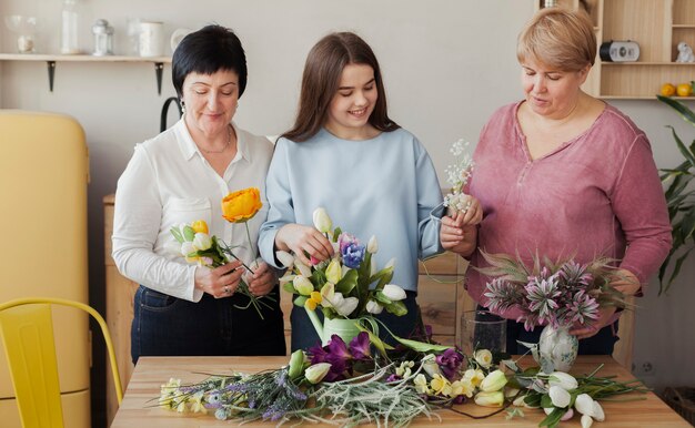 Женский социальный клуб с весенними цветами