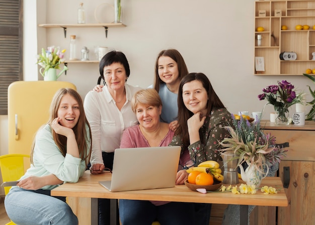 Club sociale femminile che si siede ad una scrivania