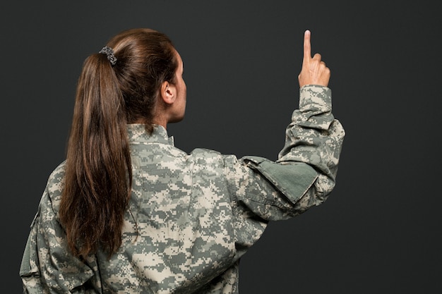 보이지 않는 화면에 검지 손가락을 누르면 여성 군인