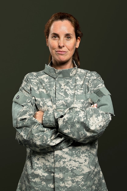 Foto gratuita soldato femminile in un ritratto uniforme