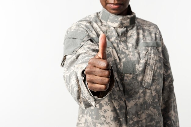Женщина-солдат с жестом руки