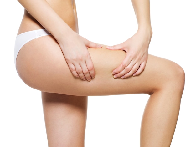 Foto gratuita la femmina stringe la pelle della cellulite sulle gambe