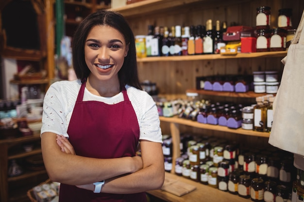 Foto gratuita il personale femminile che sta con le armi ha attraversato nel supermercato