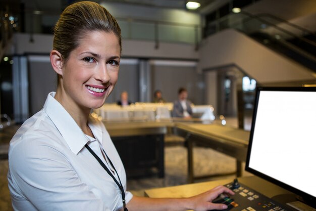空港ターミナルで働く女性スタッフ