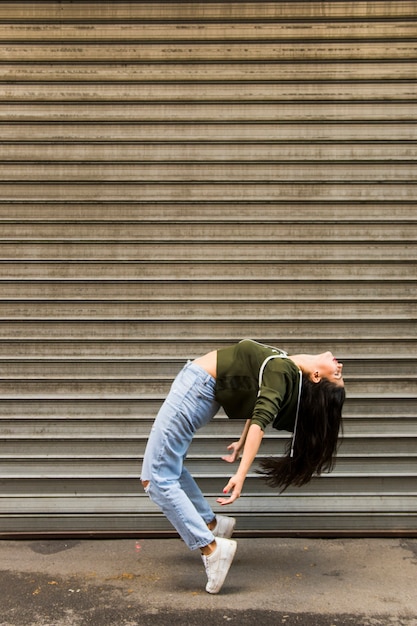 Foto gratuita ballerino di strada femminile