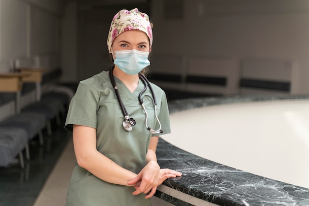 Бесплатное фото Студентка медицины в медицинской маске