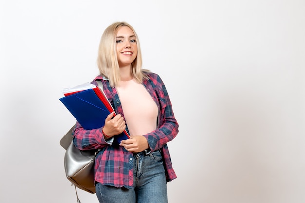 Studentessa in possesso di file diversi su bianco