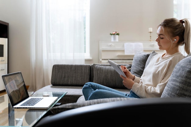 Studentessa che ascolta il suo insegnante di inglese