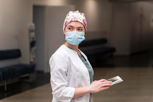 Studentessa in medicina che indossa una maschera medica