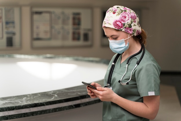 Foto gratuita studentessa in medicina che indossa una maschera medica