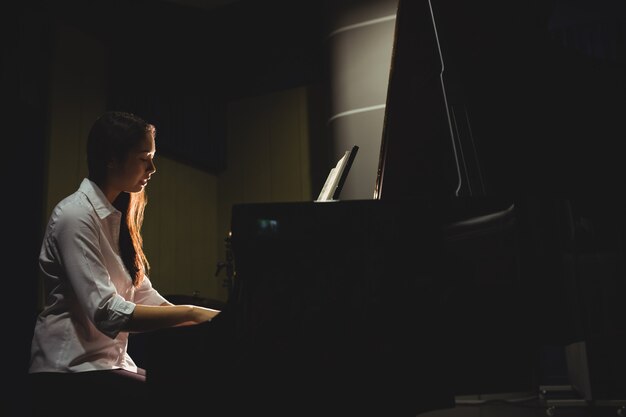 여자 학생 피아노 연주