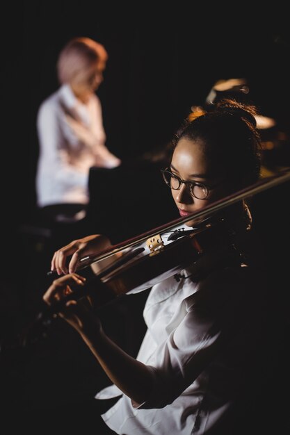 Студентка играет на скрипке