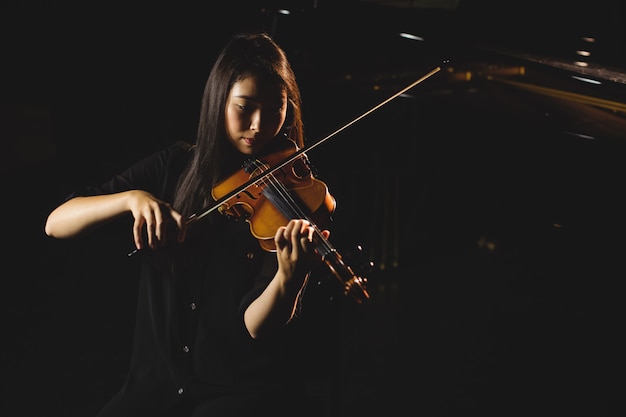 여자 학생 연주 바이올린