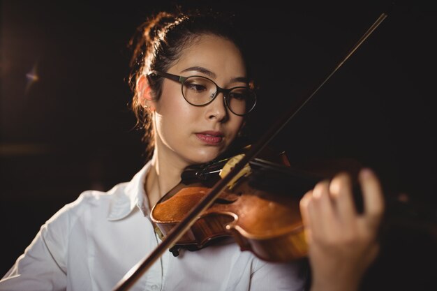 여자 학생 연주 바이올린