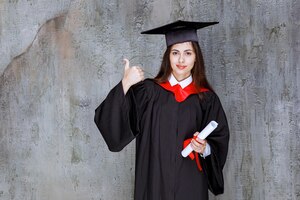 大学卒業証明書を持ったガウンを着た女子学生。高品質の写真