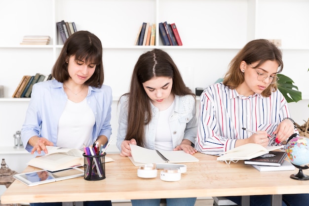 一緒に勉強している女子学生