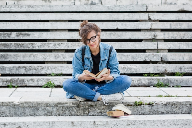 女性、階段に座って勉強している