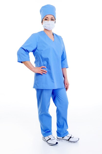 파란색 제복을 입은 여성 외과 의사 전체 길이