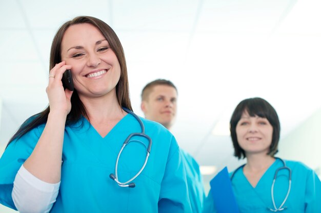여성 외과의가 휴대 전화 통화