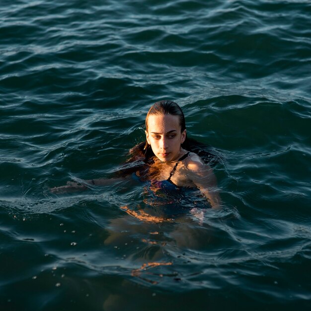 여성 수영 물에서 포즈