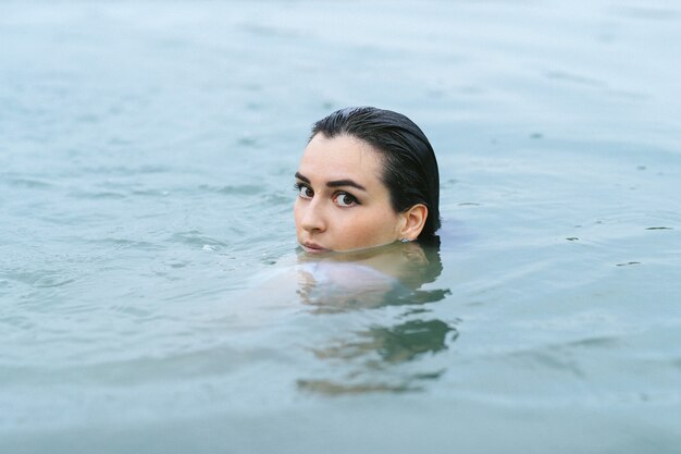 海で泳ぐ女性、水から出て