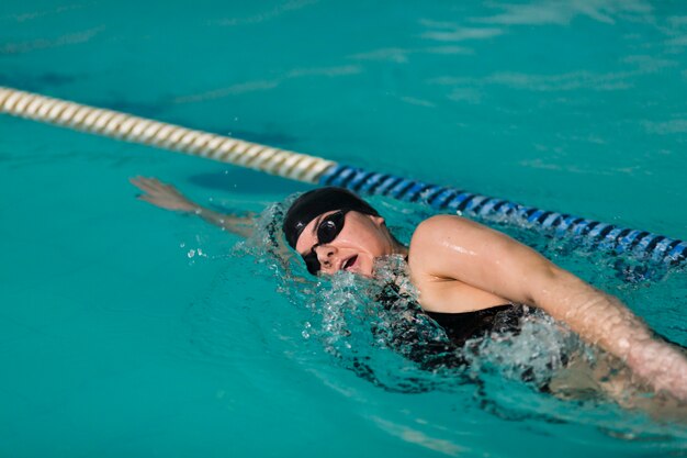 女子水泳選手の水泳をクローズアップ