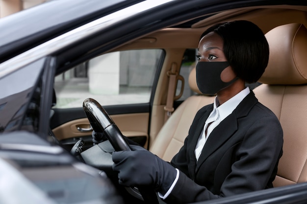 道路に注意を払う女性タクシー運転手