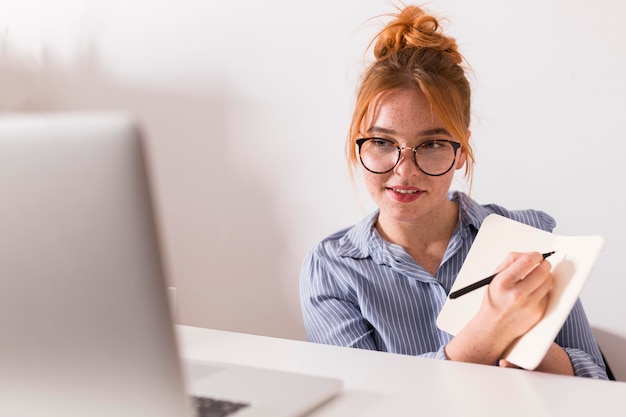 Free photo female teacher explaining lesson during an online class