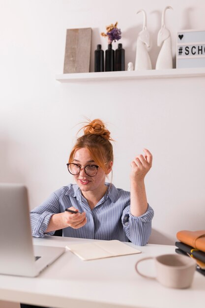 オンラインクラス中にレッスンを説明する自宅の女教師