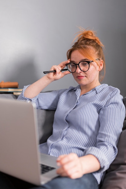 Foto gratuita insegnante femminile a casa che tiene una classe online