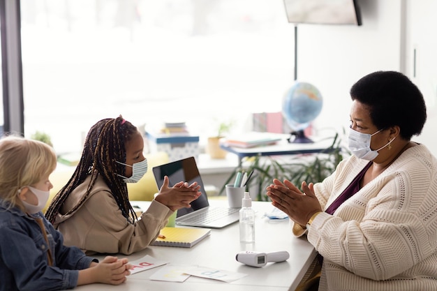 Free photo female teacher teaching kids about disinfecting